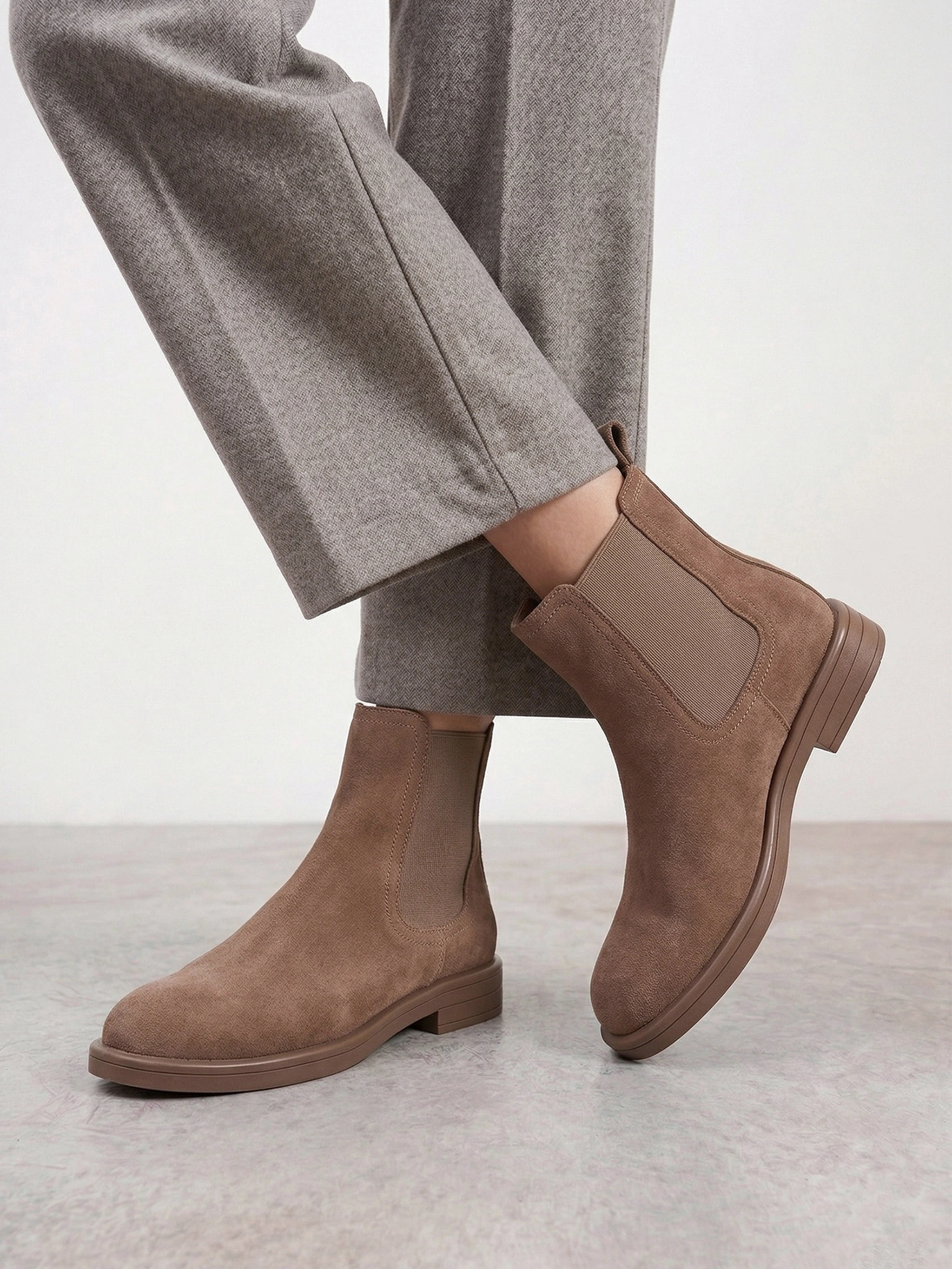 Ботинки-челси бежевого цвета на низком каблуке